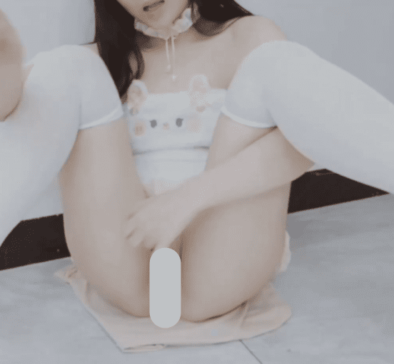 白色过膝袜 兔耳女仆短裙 坐地板上 吐舌头 M腿展示身材 1V438M 1 白色过膝袜 兔耳女仆短裙 坐地板上 吐舌头 M腿展示身材 1V438M 1