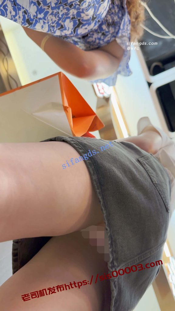 【KFC】短裙美女和闺蜜买奶茶·精装气质型·大哥一直偷看美女【1V】【774M】 6 【KFC】短裙美女和闺蜜买奶茶·精装气质型·大哥一直偷看美女【1V】【774M】 6