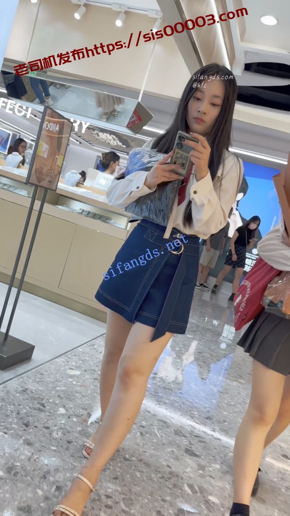 【KFC】靓女下班回家·一直专注玩手机·短裙半透白内尿黄一片【1V】【764M】 7 【KFC】靓女下班回家·一直专注玩手机·短裙半透白内尿黄一片【1V】【764M】 7