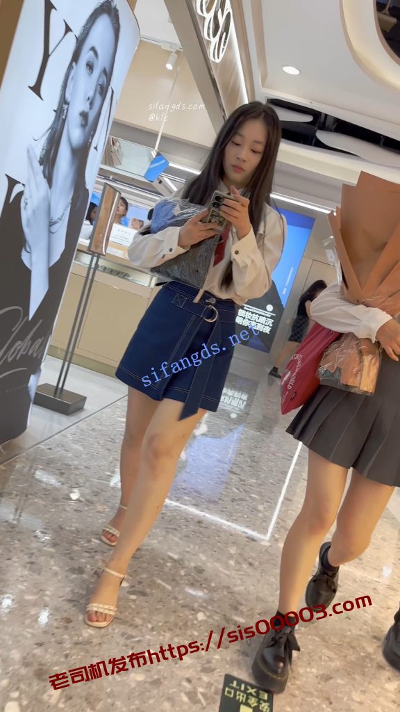 【KFC】靓女下班回家·一直专注玩手机·短裙半透白内尿黄一片【1V】【764M】 4 【KFC】靓女下班回家·一直专注玩手机·短裙半透白内尿黄一片【1V】【764M】 4