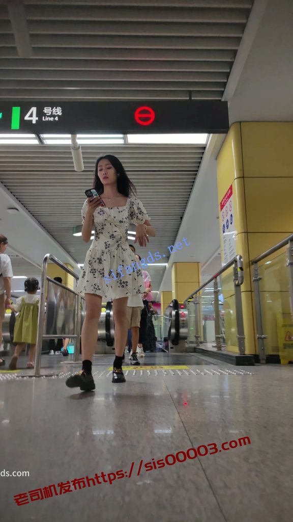 【CSCD】白色印花连衣裙小姐姐等地铁抄底,黑色内带翅膀【1V】【430M】 4 【CSCD】白色印花连衣裙小姐姐等地铁抄底,黑色内带翅膀【1V】【430M】 4