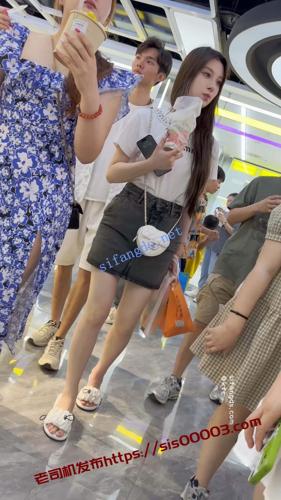 【KFC】短裙美女和闺蜜买奶茶·精装气质型·大哥一直偷看美女【1V】【774M】 10 【KFC】短裙美女和闺蜜买奶茶·精装气质型·大哥一直偷看美女【1V】【774M】 10