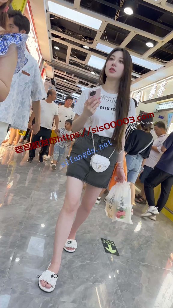 【KFC】短裙美女和闺蜜买奶茶·精装气质型·大哥一直偷看美女【1V】【774M】 13 【KFC】短裙美女和闺蜜买奶茶·精装气质型·大哥一直偷看美女【1V】【774M】 13