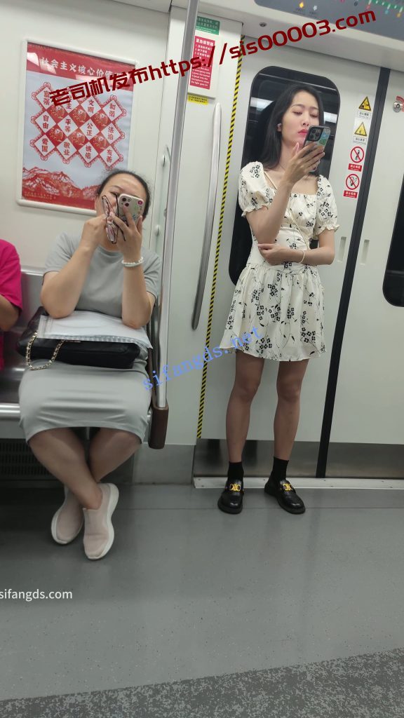 【CSCD】白色印花连衣裙小姐姐等地铁抄底,黑色内带翅膀【1V】【430M】 2 【CSCD】白色印花连衣裙小姐姐等地铁抄底,黑色内带翅膀【1V】【430M】 2