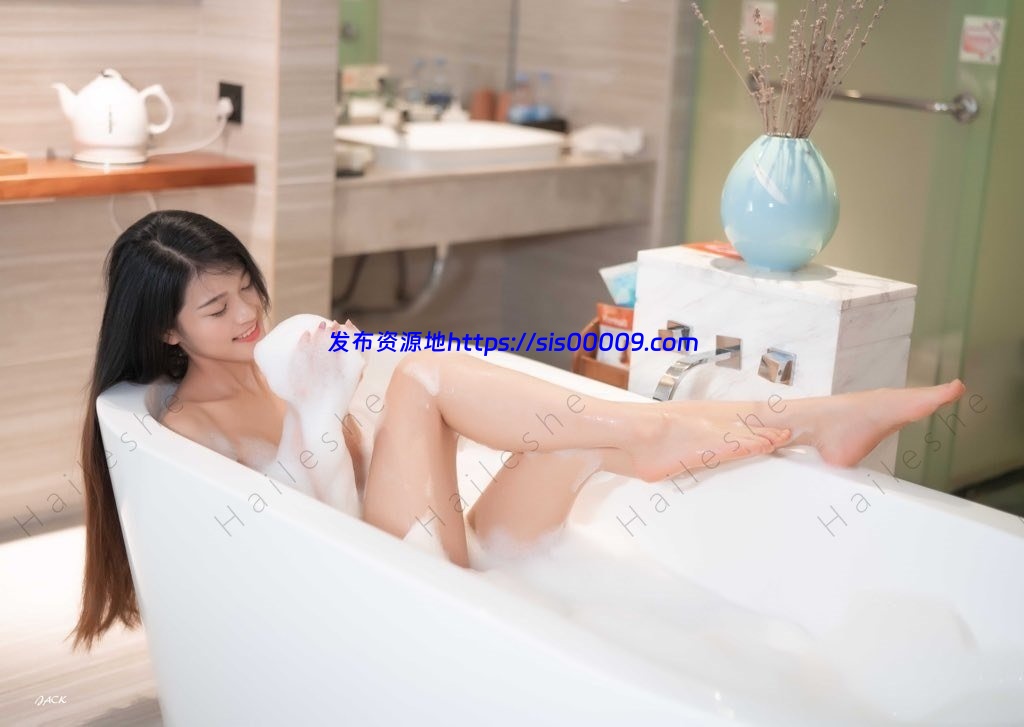 与大神冯珊珊合作过的极品美少女露出女神你的小可爱pig330【880P/197V/570M】 10