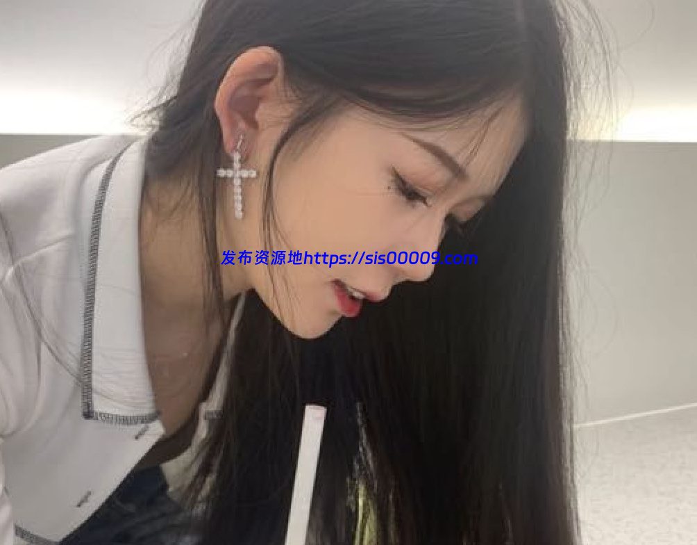 高颜值網紅舔肉棒【3P+3V/61MB】 1