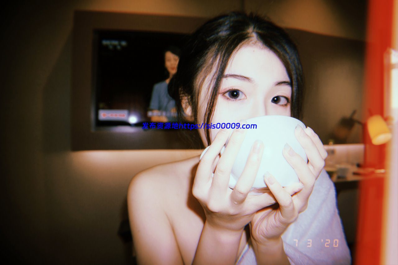 【更新】推特反差婊福利姬@一米八的大梨子写真合集【26套/5.3GB】 8