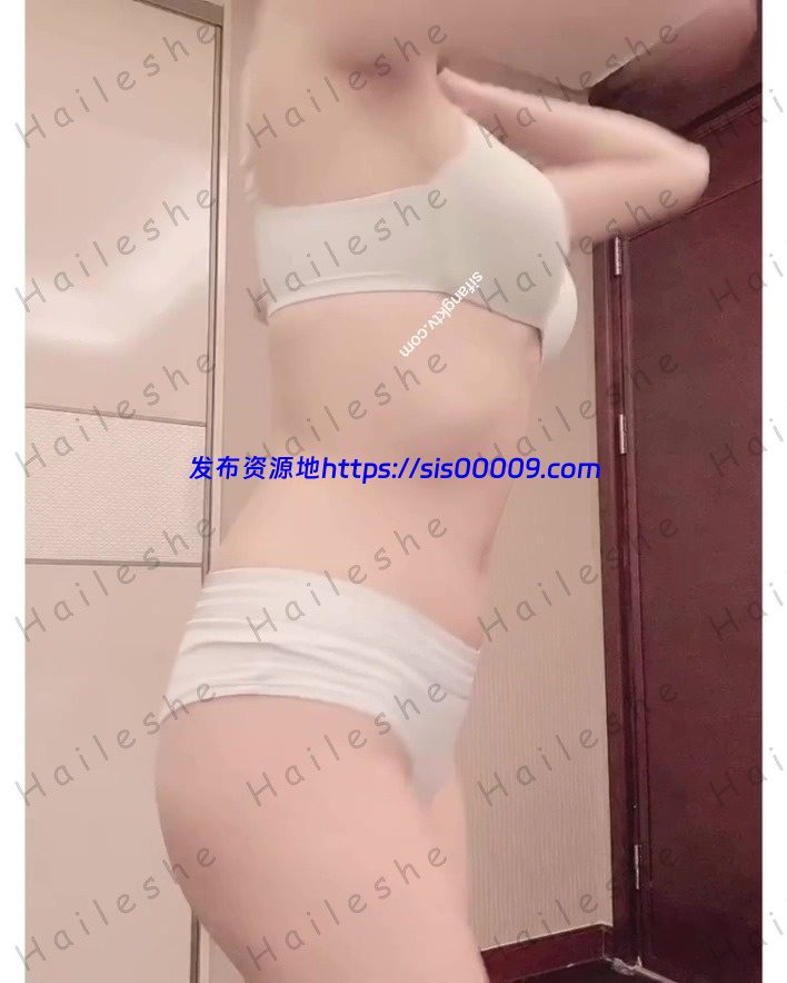 【秀人】人气女神【杨晨晨】5月定制 裸下半 紫薇揉穴娇喘 900M 3