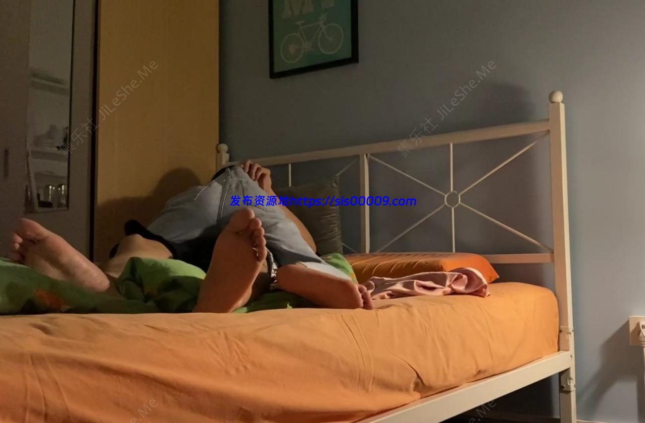 周末宿舍没人 睡上铺的小伙和大二漂亮女友嘿咻嘿咻 露脸原档【1V/992MB】 1