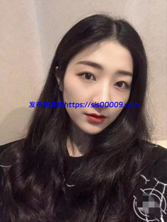 新★乱伦★姨夫和姨在客厅看电视，我在房间里疯狂日表姐 1