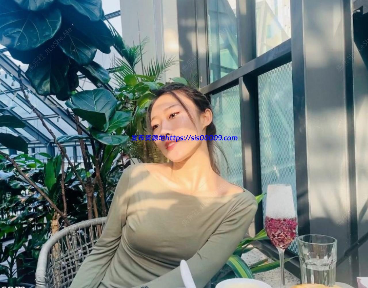 長春電影學院薛佳欣與男友性愛【13P+15V/429MB】 3