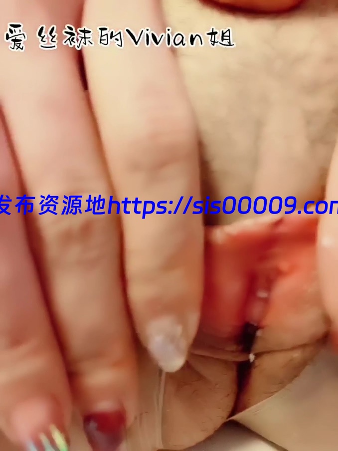 爱丝袜Vivian姐最新定制白丝长裙女神【1V/1.01G】 3