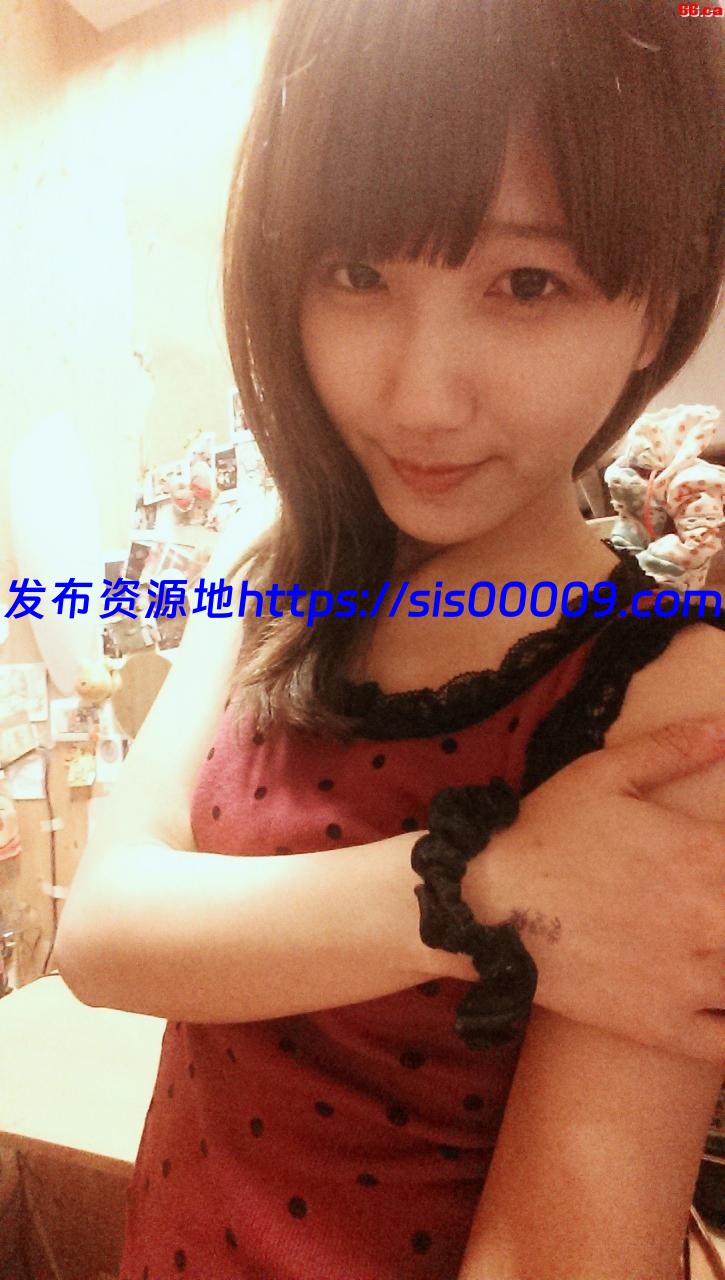 台湾养眼极品女友骚浪贱5个女主付生活照【多p/多v/1.15G】 4