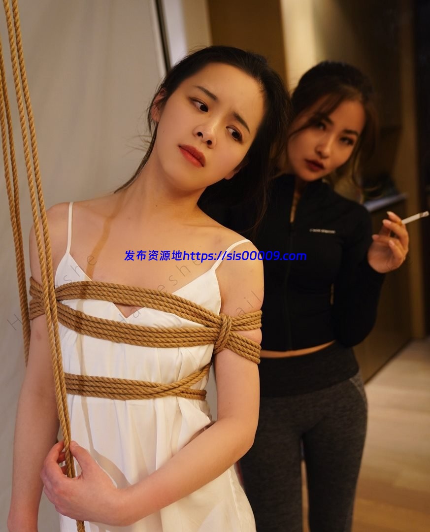 与大神冯珊珊合作过的极品美少女露出女神你的小可爱pig330【880P/197V/570M】 6