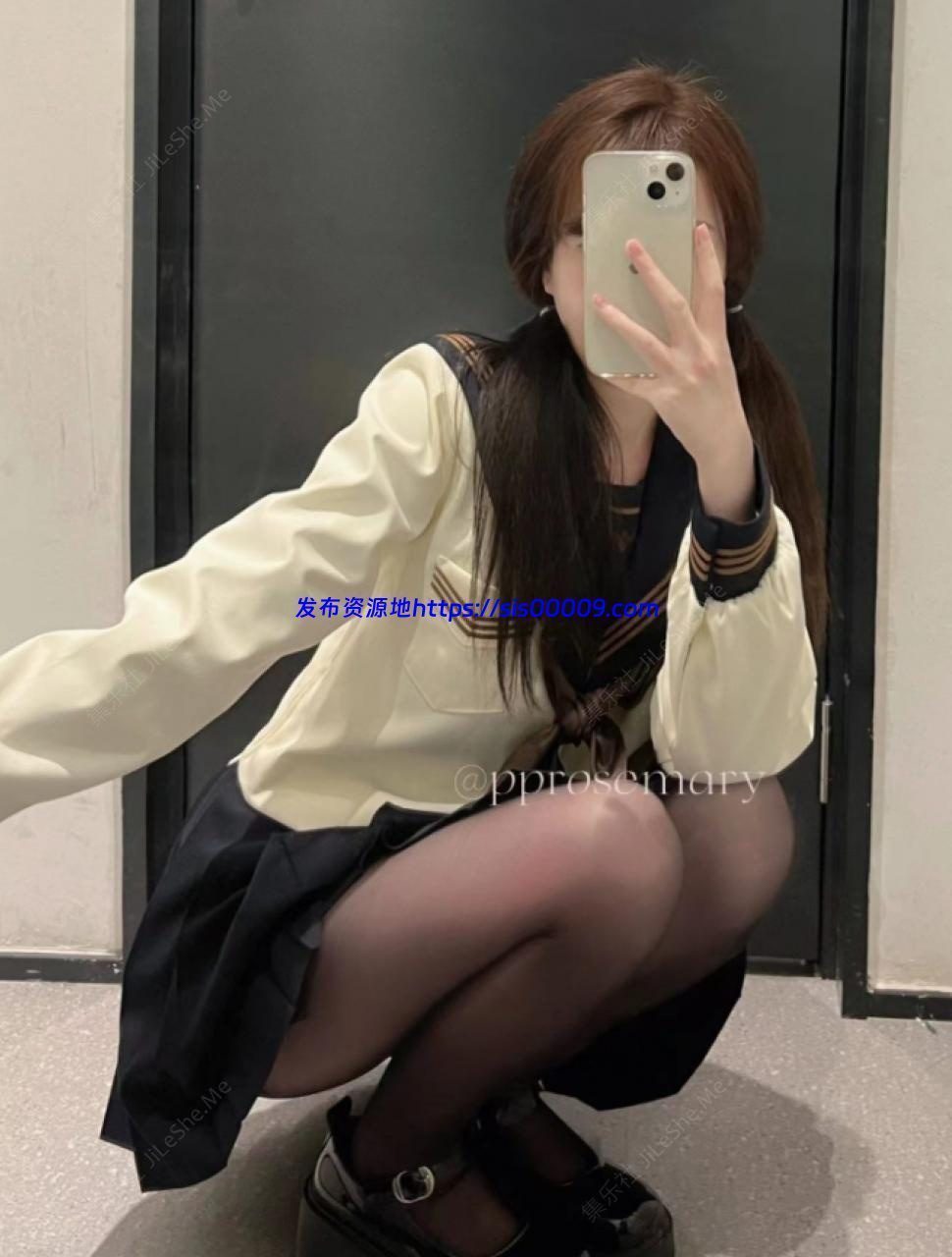 推特清纯福利姬pprosemary【109P/5V/105M】 3