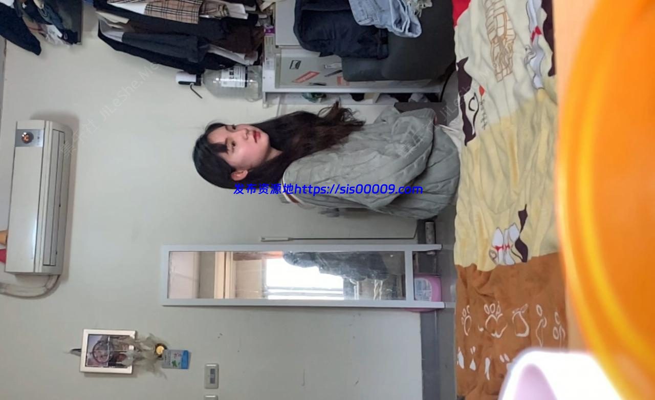 《重磅炸弹女神私拍》顶爆了！高颜气质长腿知名模特小姐姐私房拍摄换衣被记录加射精~年轻~水嫩~无水4K【5p+41v/4.2GB】 4