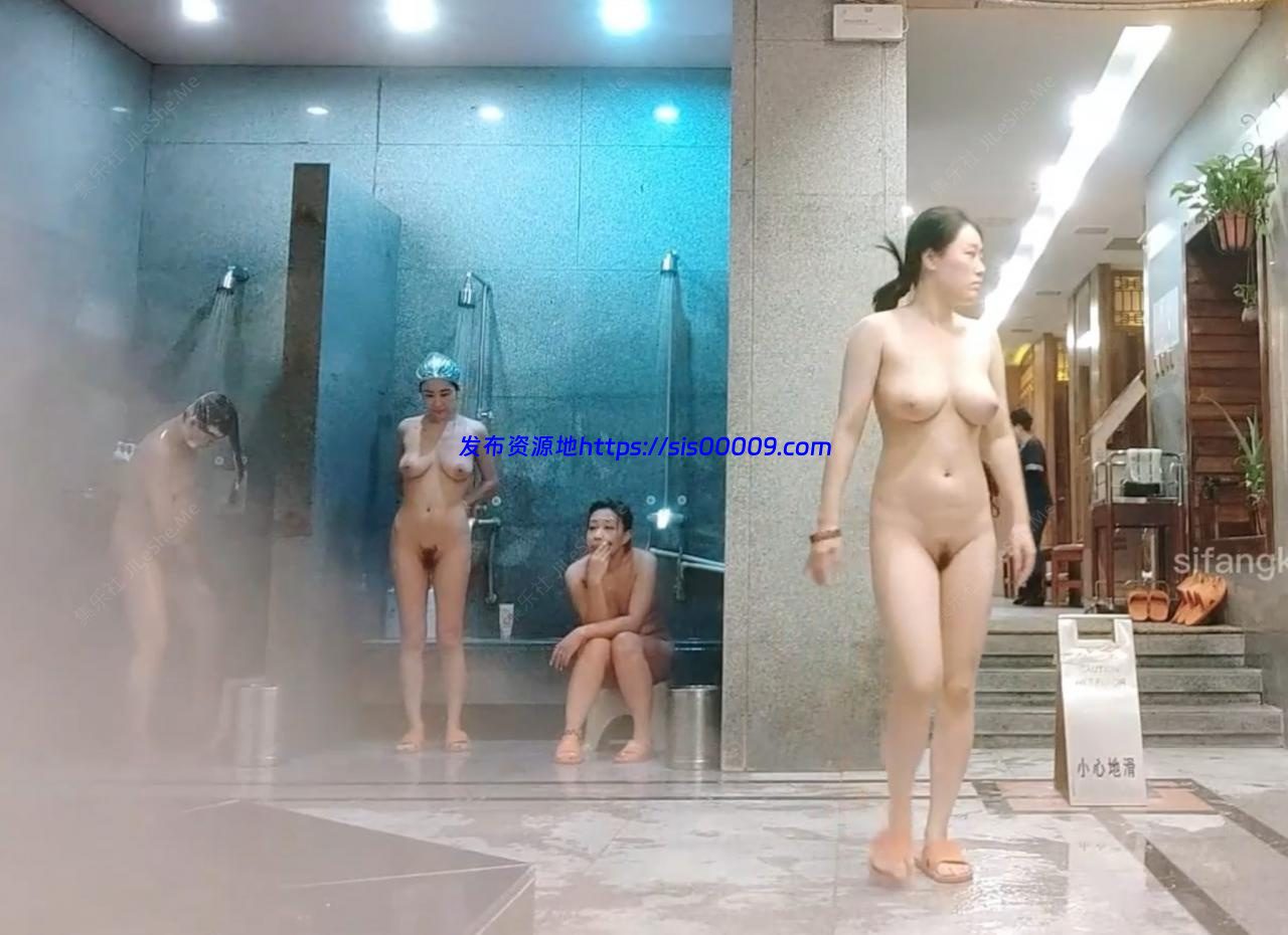 大众浴所偷窥肤白貌美长腿大眼睛校花,透过屁股沟看到嫩穴前几根毛 7