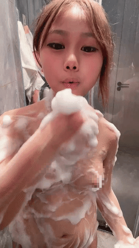 ⚫️小学妹~【下海小萝莉】粉嫩~萌萌哒~泡沫沐浴~道具自慰~ 2