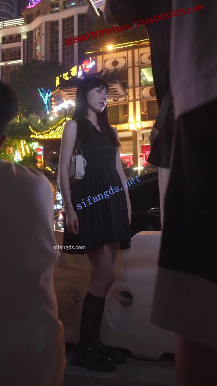 (BC-AA-469)露背裙美女景点拍照..专注聊天被前后CD白内 1