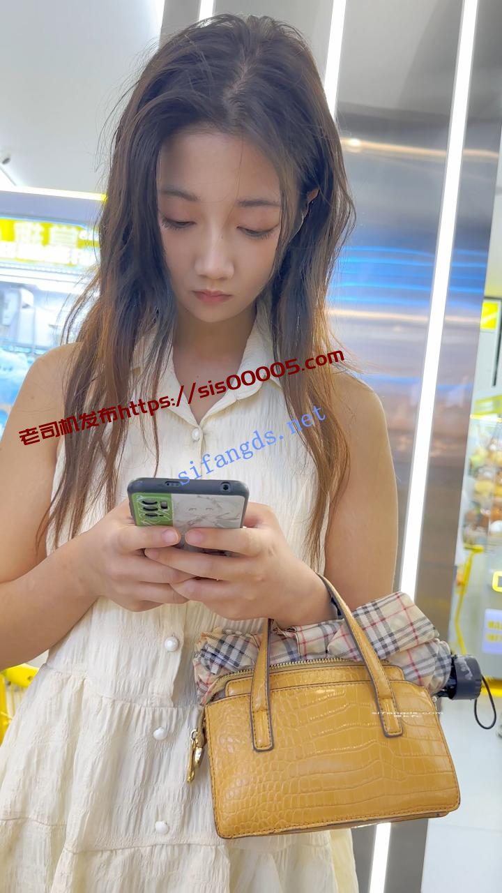 【KFC】靓女运动完换长裙逛街·后背都晒黑了·白色内内前后CD 6