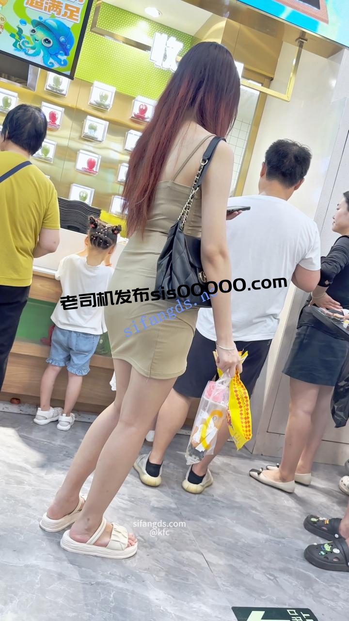 【KFC】包臀裙学生妹和闺蜜逛街。伸到两腿中间拍白色内内 6