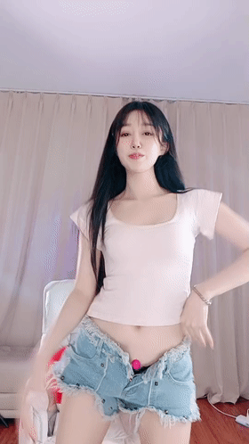 顶级舞蹈尤物！~20小时【奶酪不甜】跳蛋裸舞1字马抠逼自慰~ 1