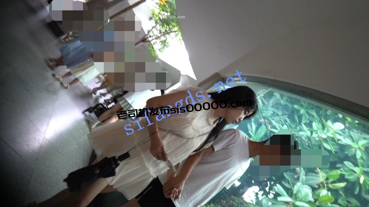 （空城原创）低配王祖贤白裙小姐姐逛公园，天蓝N包裹肉臀 1