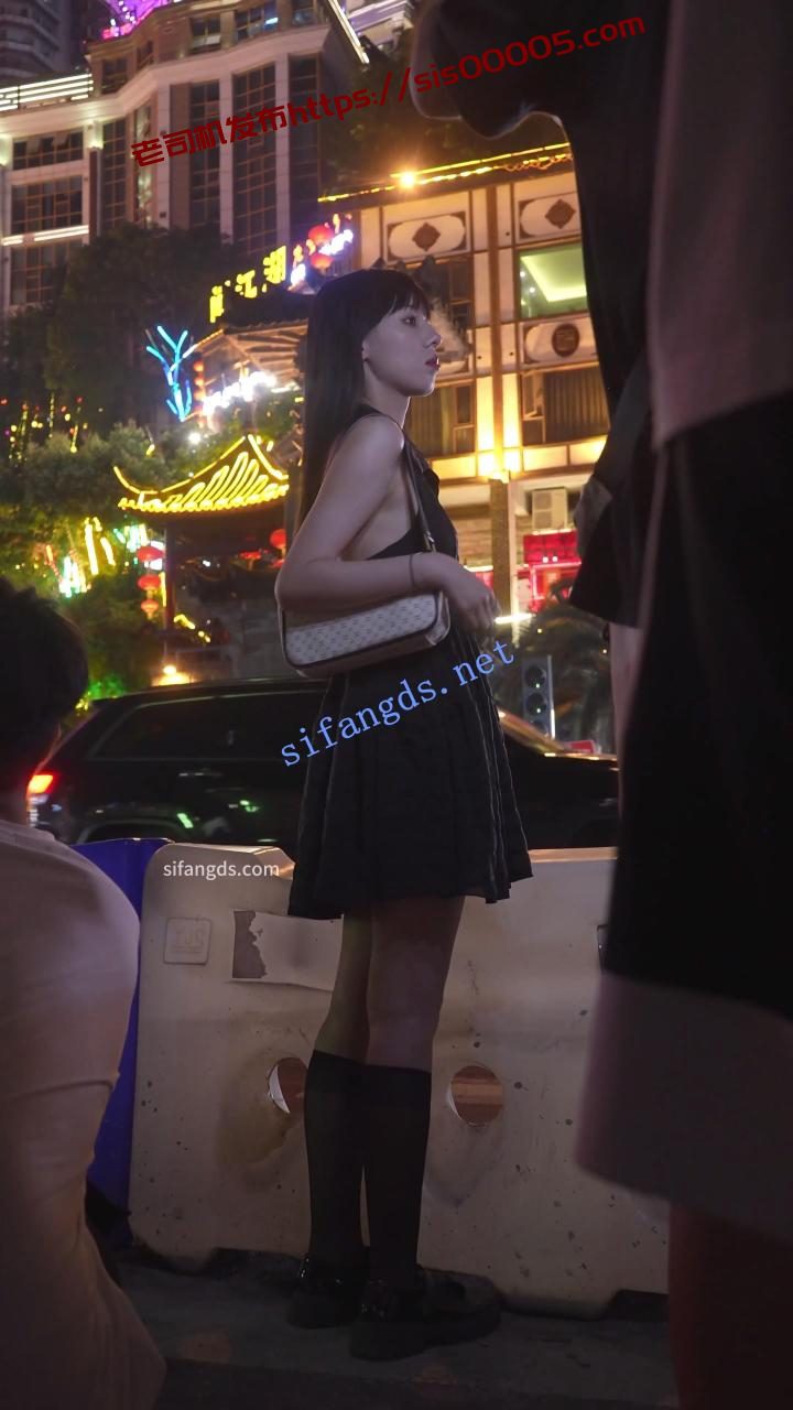 (BC-AA-469)露背裙美女景点拍照..专注聊天被前后CD白内 2