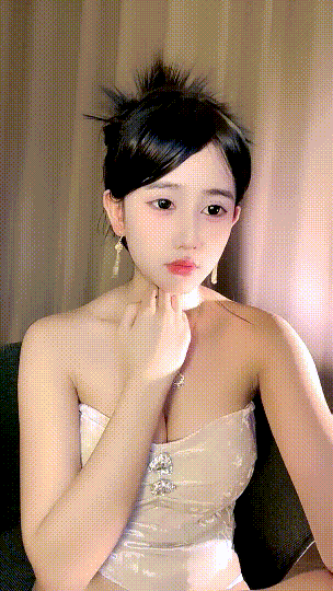 ⚜️高端女神~完美无瑕【18岁昆明女模】看她自慰喷水~过瘾! 1