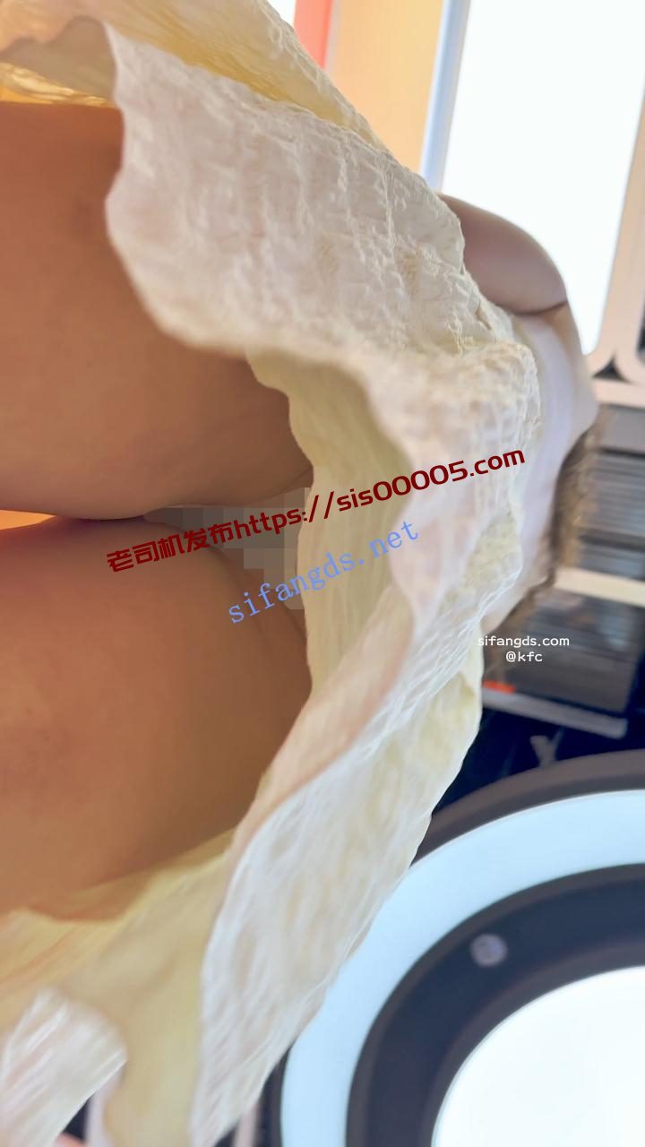 【KFC】靓女运动完换长裙逛街·后背都晒黑了·白色内内前后CD 7