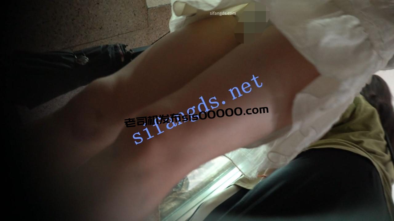 （空城原创）低配王祖贤白裙小姐姐逛公园，天蓝N包裹肉臀 8