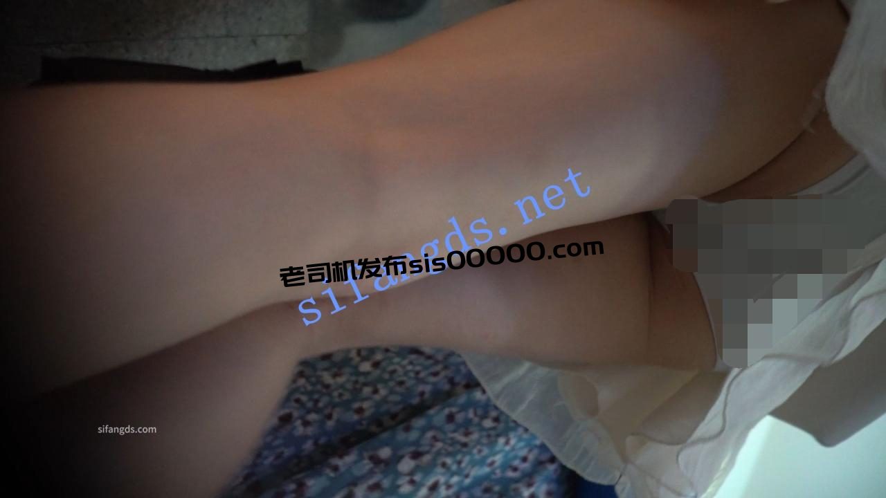 （空城原创）低配王祖贤白裙小姐姐逛公园，天蓝N包裹肉臀 4