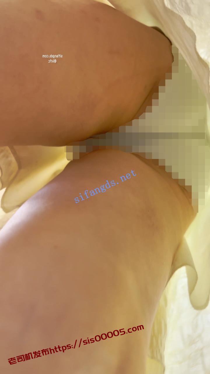 【KFC】靓女运动完换长裙逛街·后背都晒黑了·白色内内前后CD 12