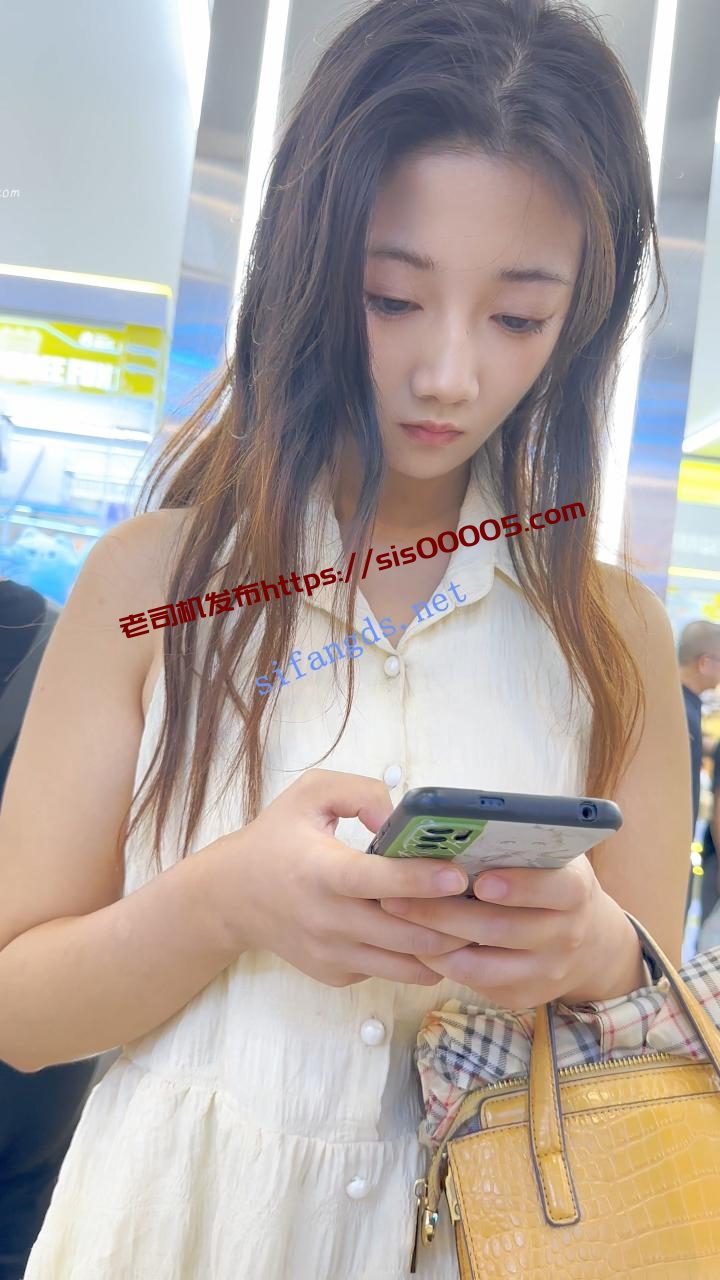 【KFC】靓女运动完换长裙逛街·后背都晒黑了·白色内内前后CD 5