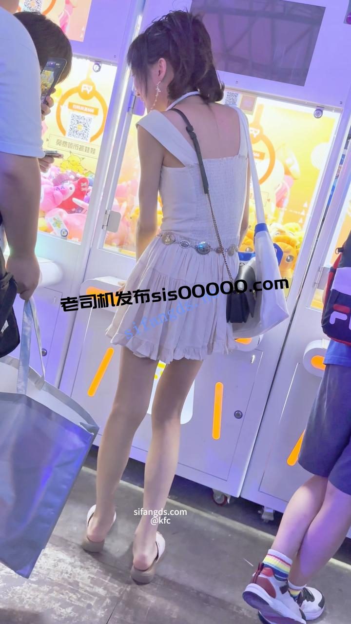 【KFC】女主播直播和大哥互动·一直在笑没发现裙下被CD漏毛 3