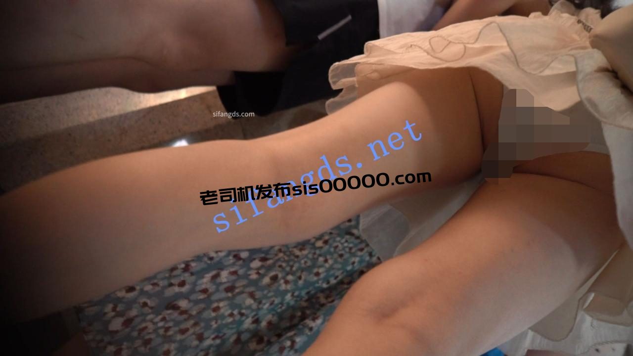 （空城原创）低配王祖贤白裙小姐姐逛公园，天蓝N包裹肉臀 3