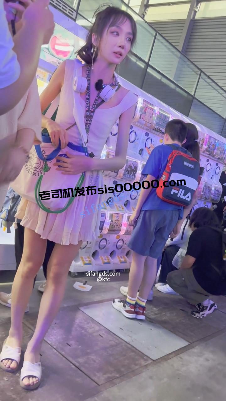 【KFC】女主播直播和大哥互动·一直在笑没发现裙下被CD漏毛 2