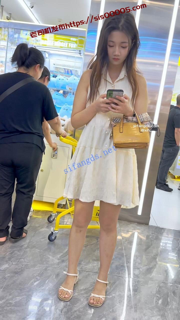 【KFC】靓女运动完换长裙逛街·后背都晒黑了·白色内内前后CD 4