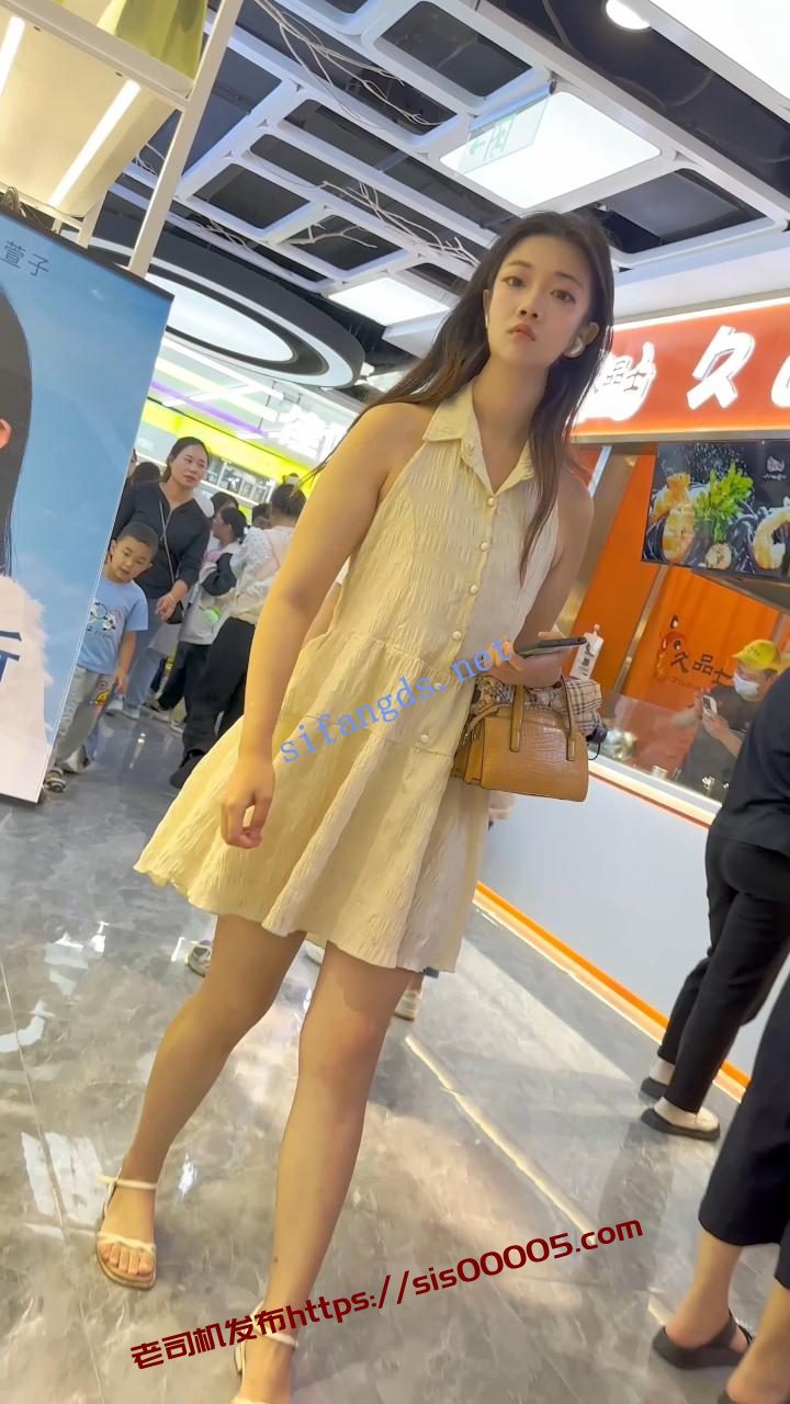 【KFC】靓女运动完换长裙逛街·后背都晒黑了·白色内内前后CD 2