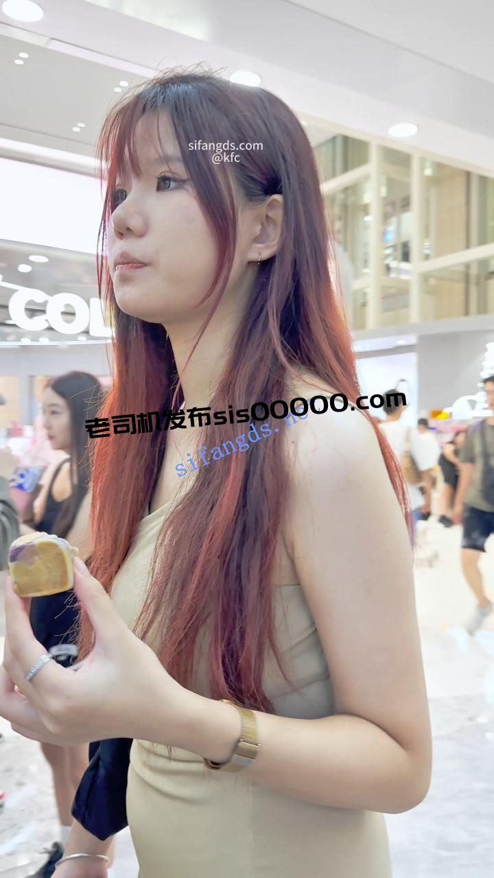 【KFC】包臀裙学生妹和闺蜜逛街。伸到两腿中间拍白色内内 3