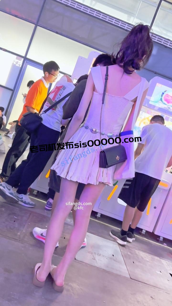 【KFC】女主播直播和大哥互动·一直在笑没发现裙下被CD漏毛 1