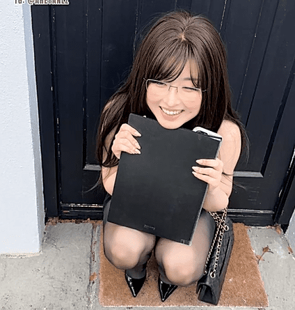 噗噗 邻居姐姐下班回家忘带钥匙，赶紧邀请她来我家坐坐，既然坐坐，那肯定要做做 1