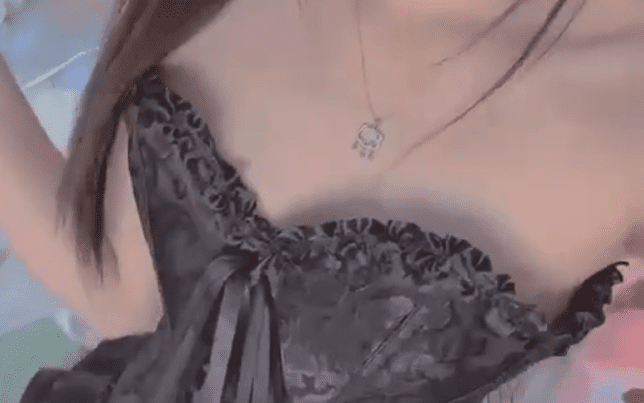 极品抖音网红 身材顶级 吊带黑丝 黑色抹胸裙  水晶棒插嫩逼 1V27M 1