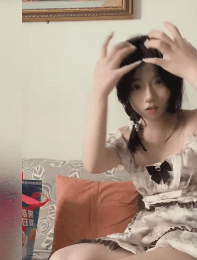 白色狐狸尾肛塞 白色印花连衣裙 在沙发上撅起蜜桃 自慰1V100M 1