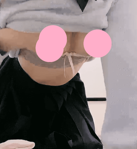 白色短袜小皮鞋 百褶裙 撩起上衣露出胸 跪在地上捏奶子抠逼 1V231M 1