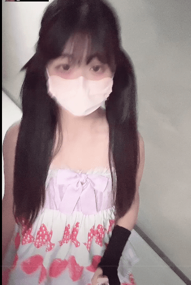 门槛定制资源，双马尾小luoli，戴口罩，穿蝴蝶结蕾丝连衣裙，在地下停车场露出大奶！1V400M 1