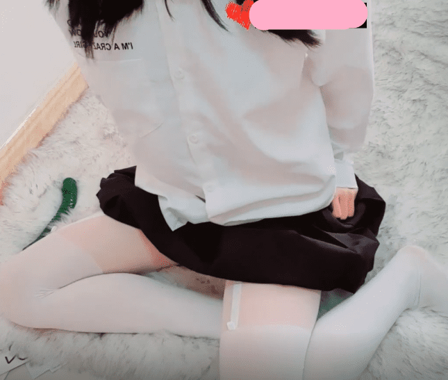 白丝连裤袜，黑色百褶裙，白衬衫诱惑，水晶黄瓜道具插逼自慰，M腿姿势，道具整根插进去  1V313M 1