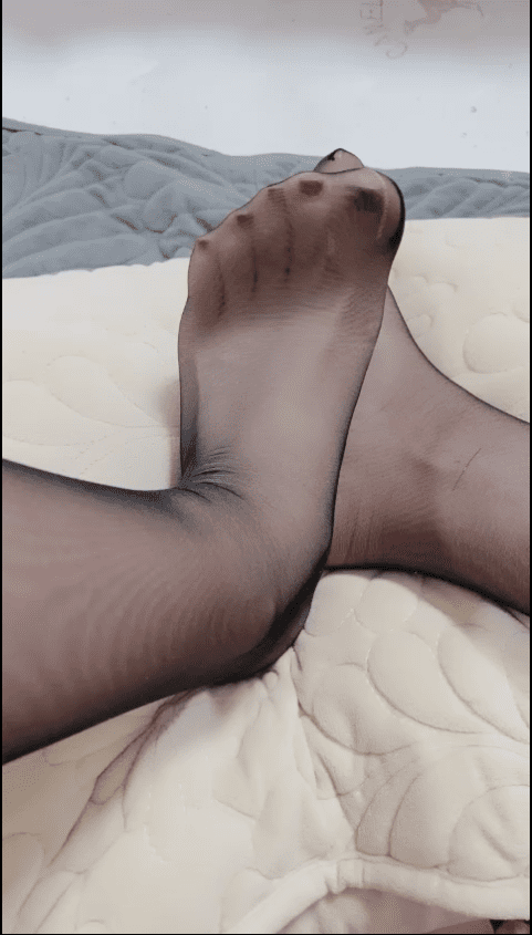 【新】戒碳水的小baby-白色连衣裙黑色小腿袜ZW【1V】【212MB百度云】 2