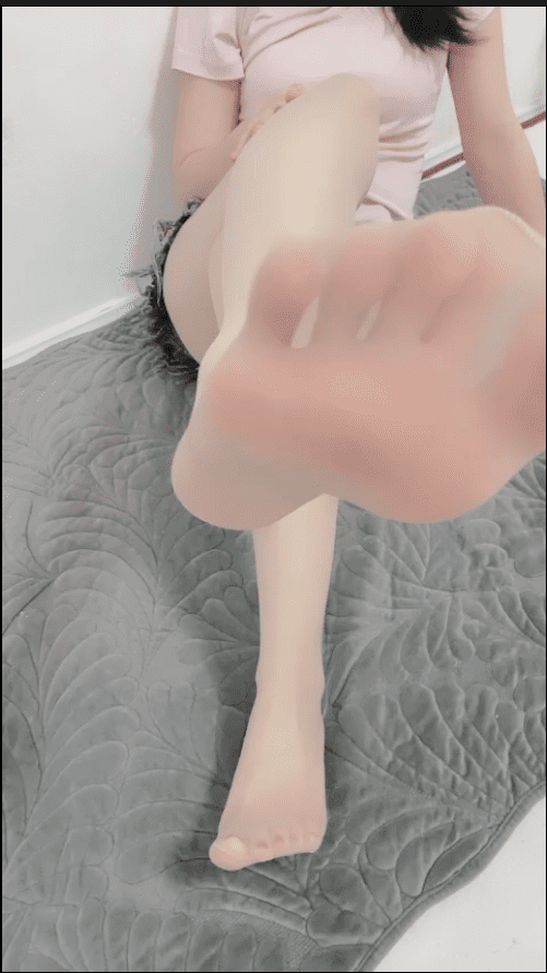 【新】微博戒碳水的小baby-热裤肉丝自慰【1V】【105MB百度云】 2