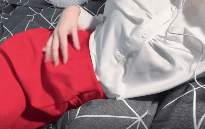 诗恩 诗妍 红色短裙 白衬衫制服 爱抚全身 长腿诱惑 手指抠逼 淫水浸湿小穴！2V272M 1